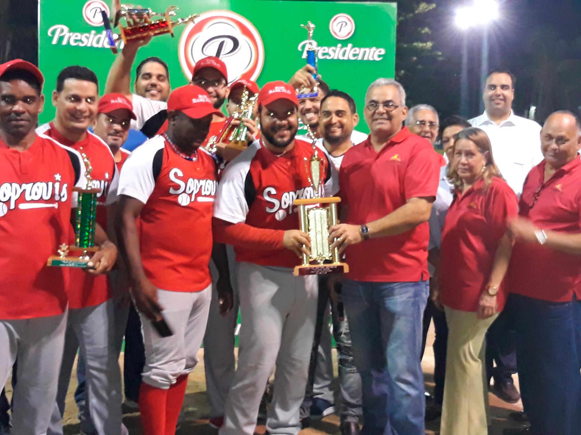 El equipo campeón del torneo del 2018 recibe su trofeo de mano de Bienvenido Pimentel, presidente de Soprovis liga de sóftbol