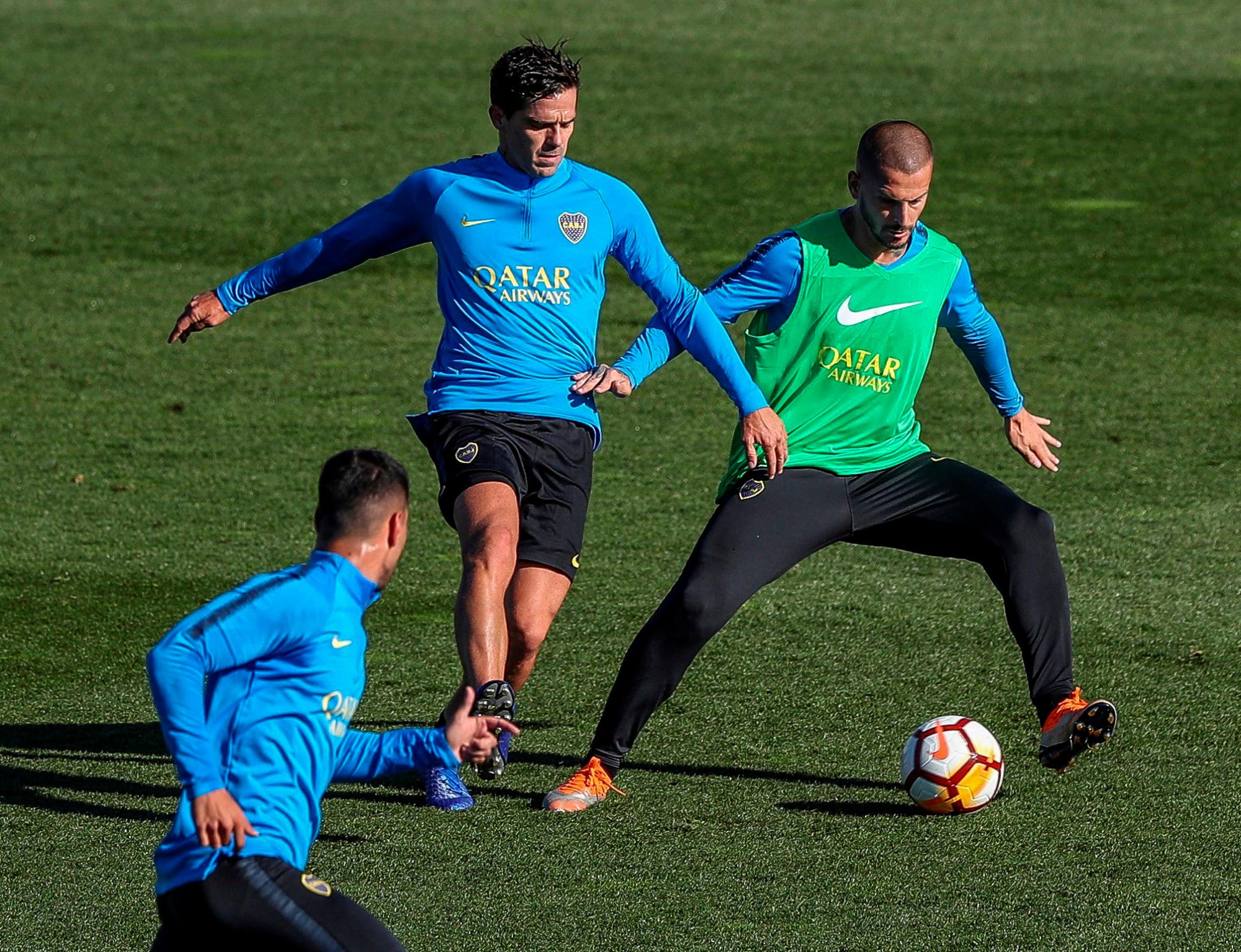 Los jugadores del Boca Juniors Fernando Gago (i) y Dario Benedetto (d), durante el entrenamiento que ha realizado el equipo en la Ciudad del Fútbol de la RFEF, en Las Rozas (Madrid), para preparar el partido de la final de la Copa Libertadores. 