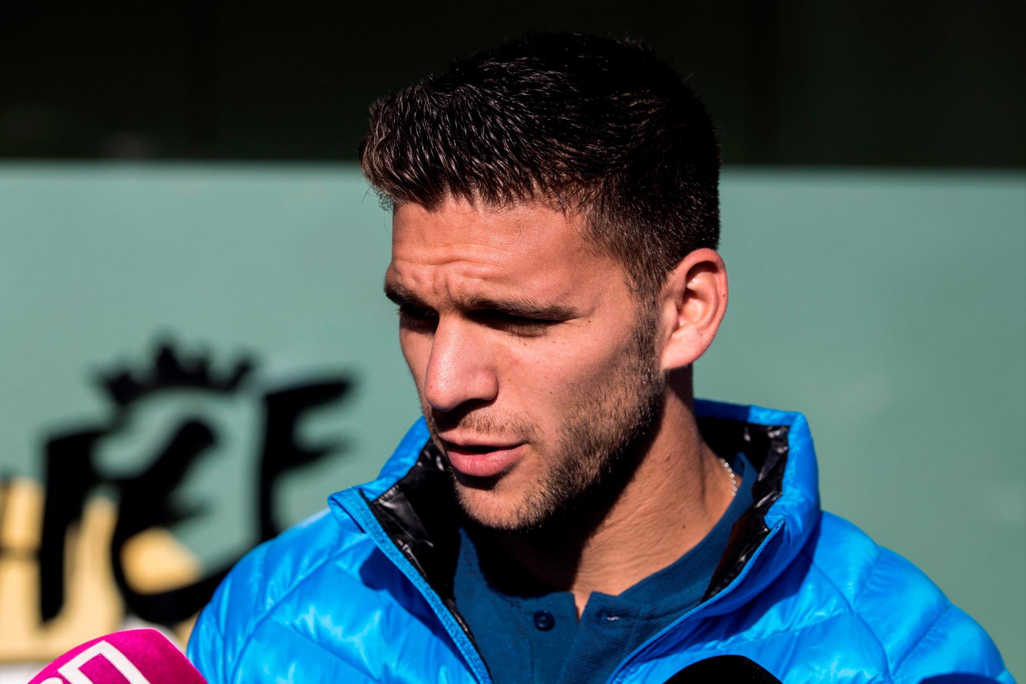 Lissandro Magallan hace declaraciones a los medios de comunicación tras el entrenamiento realizado en la Ciudad del Fútbol de la RFEF, en Las Rozas (Madrid), para preparar el partido de la final de la Copa Libertadores.