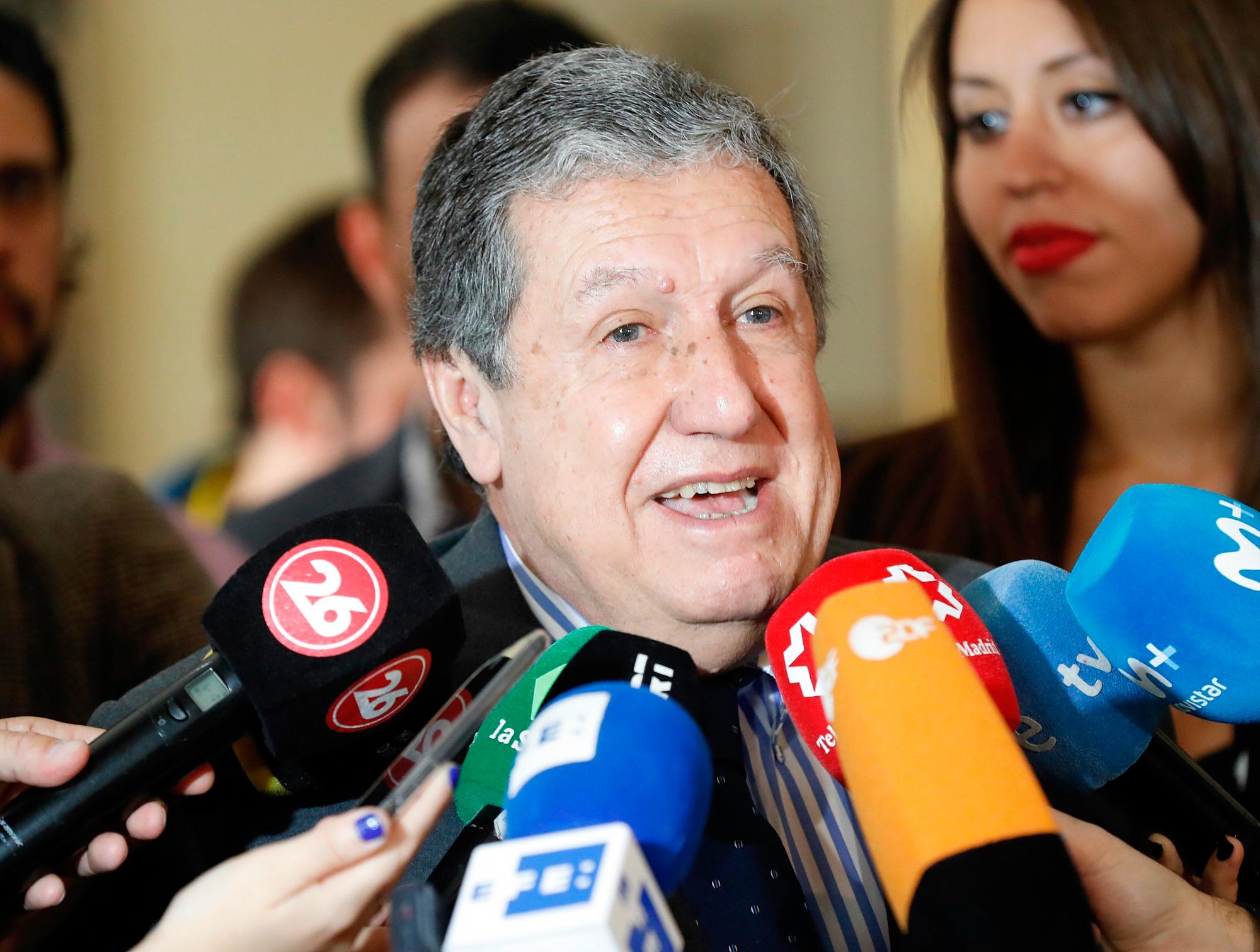 El embajador argentino en España, Ramón Puerta, atiende a los numerosos medios congregados con motivo del encuentro entre el embajador y las peñas de River y Boca en la residencia en Madrid. 