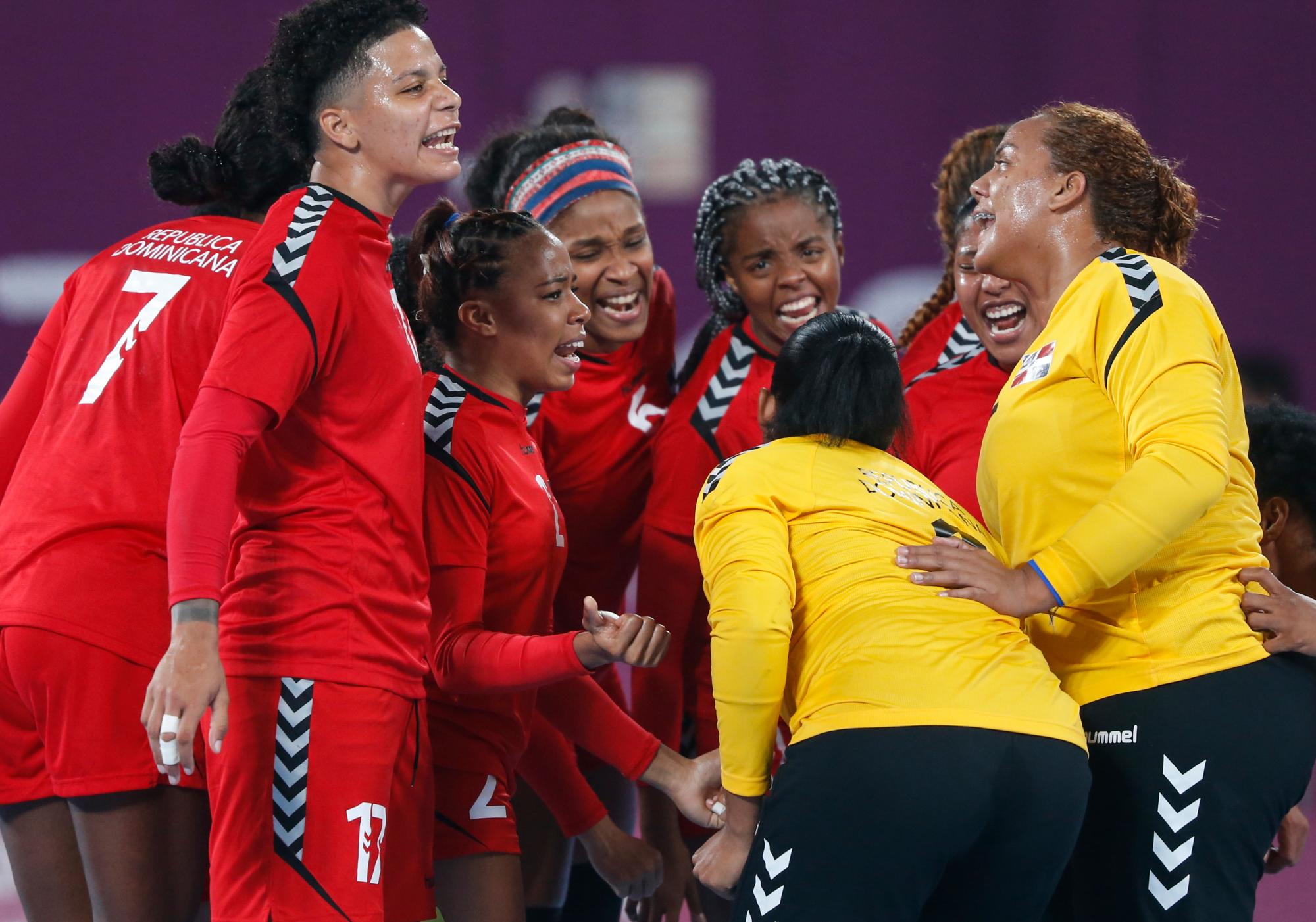 Equipo de balonmano de República Dominicana celebrando su victoria contra Perú en Villa Deportiva Nacional-Videna en los Juegos Panamericanos Lima 2019.