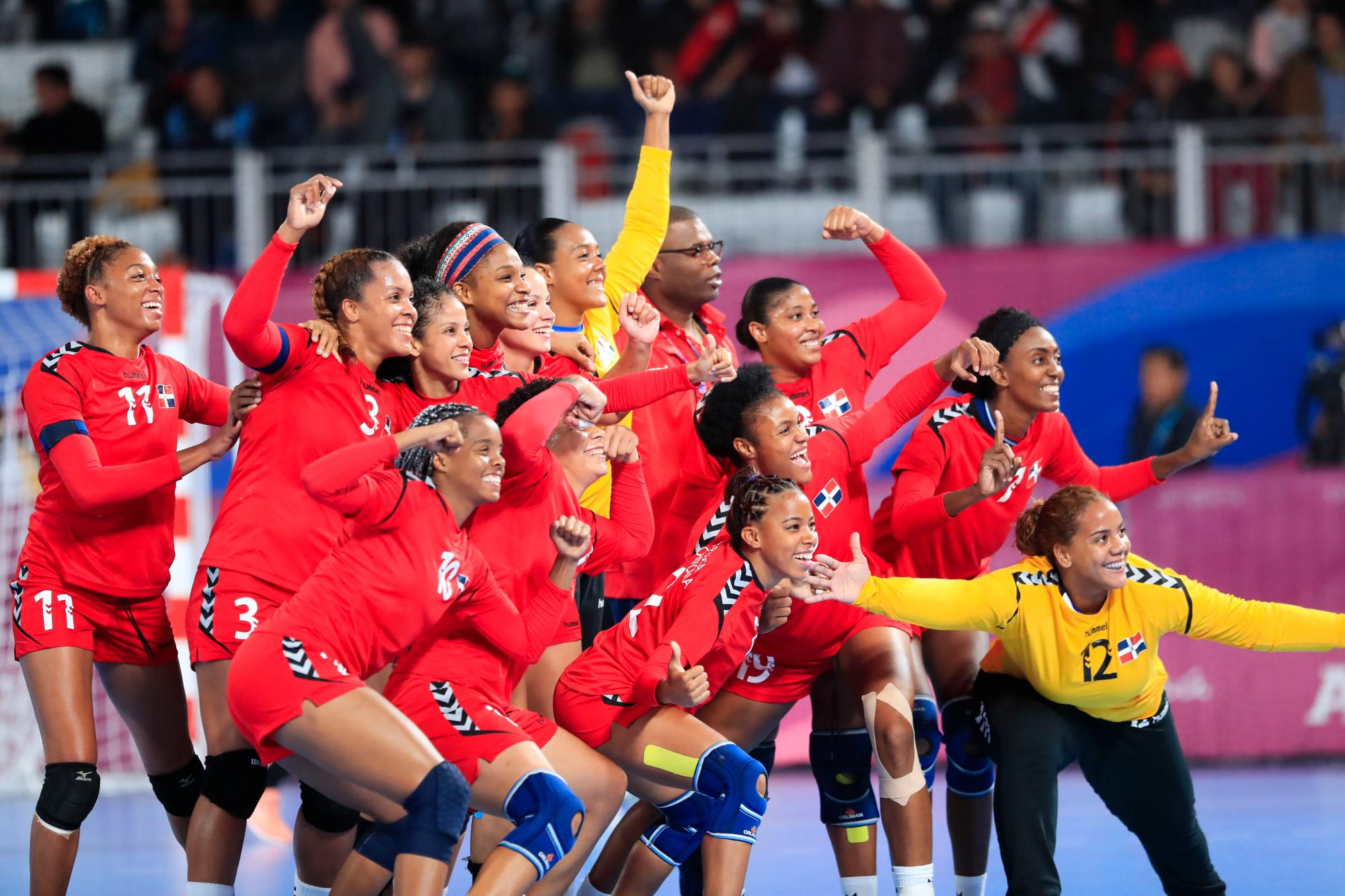 El equipo de balonmano de República Dominicana celebra la victoria contra Perú en Villa Deportiva Nacional-Videna en los Juegos Panamericanos Lima 2019