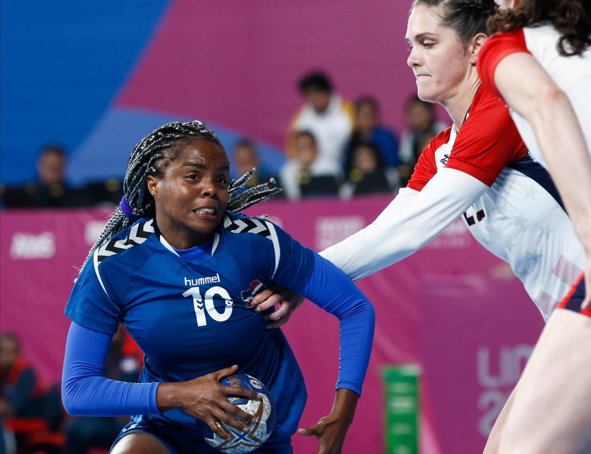 República Dominicana Carina Lorenzo (l) lucha con Jence Rhoades de Estados Unidos durante un partido de Balonmano en Villa Deportiva Nacional - VIDENA. Juegos Panamericanos Lima 2019. 
