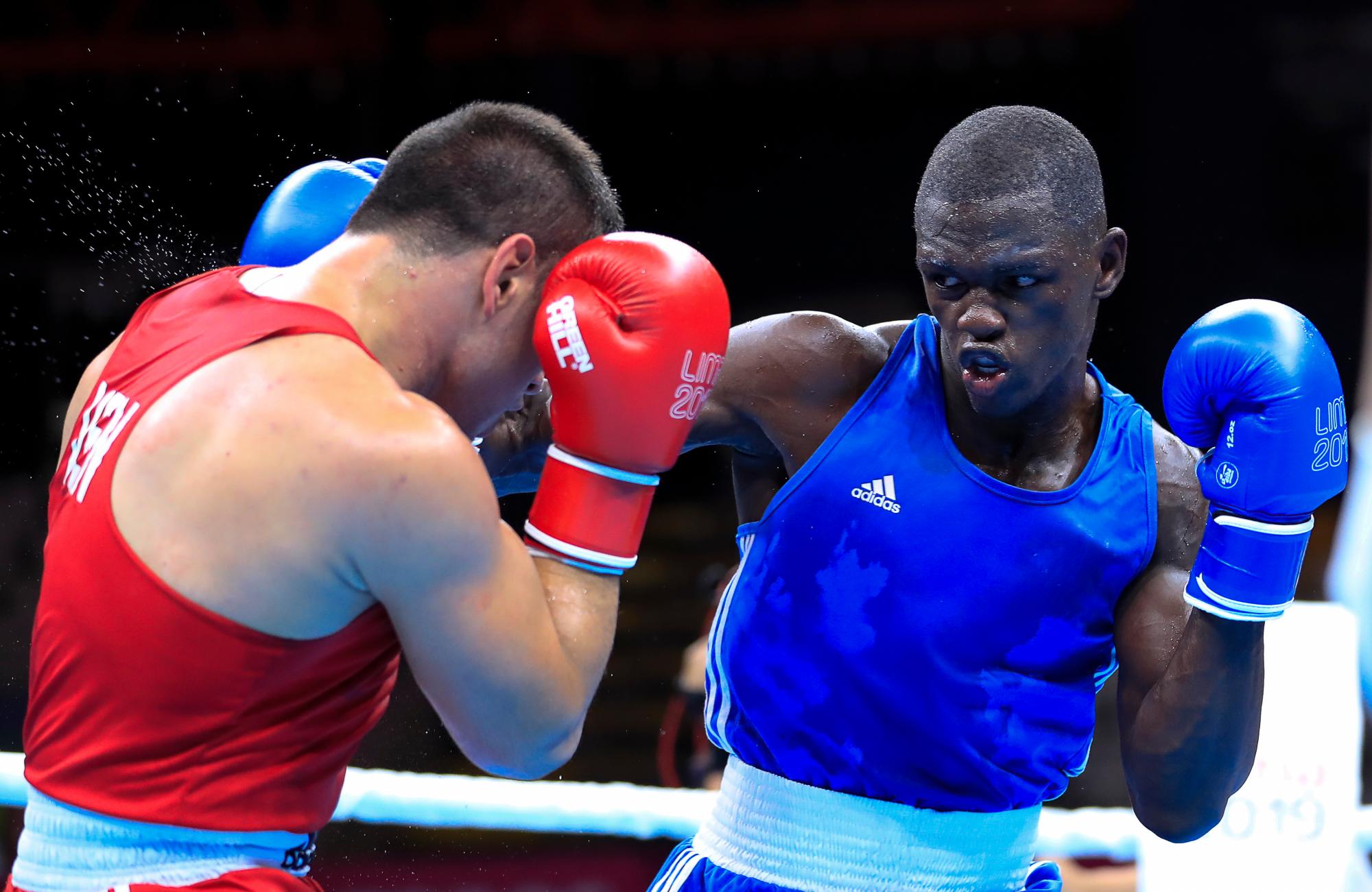 Luis Georges, en azul de República Dominicana, compite con Nalek Korbaj, en rojo, de Venezuela, en un combate de boxeo, categoría pesada, durante los Juegos Panamericanos Lima 2019 en Villa Deportiva Regional del Callao