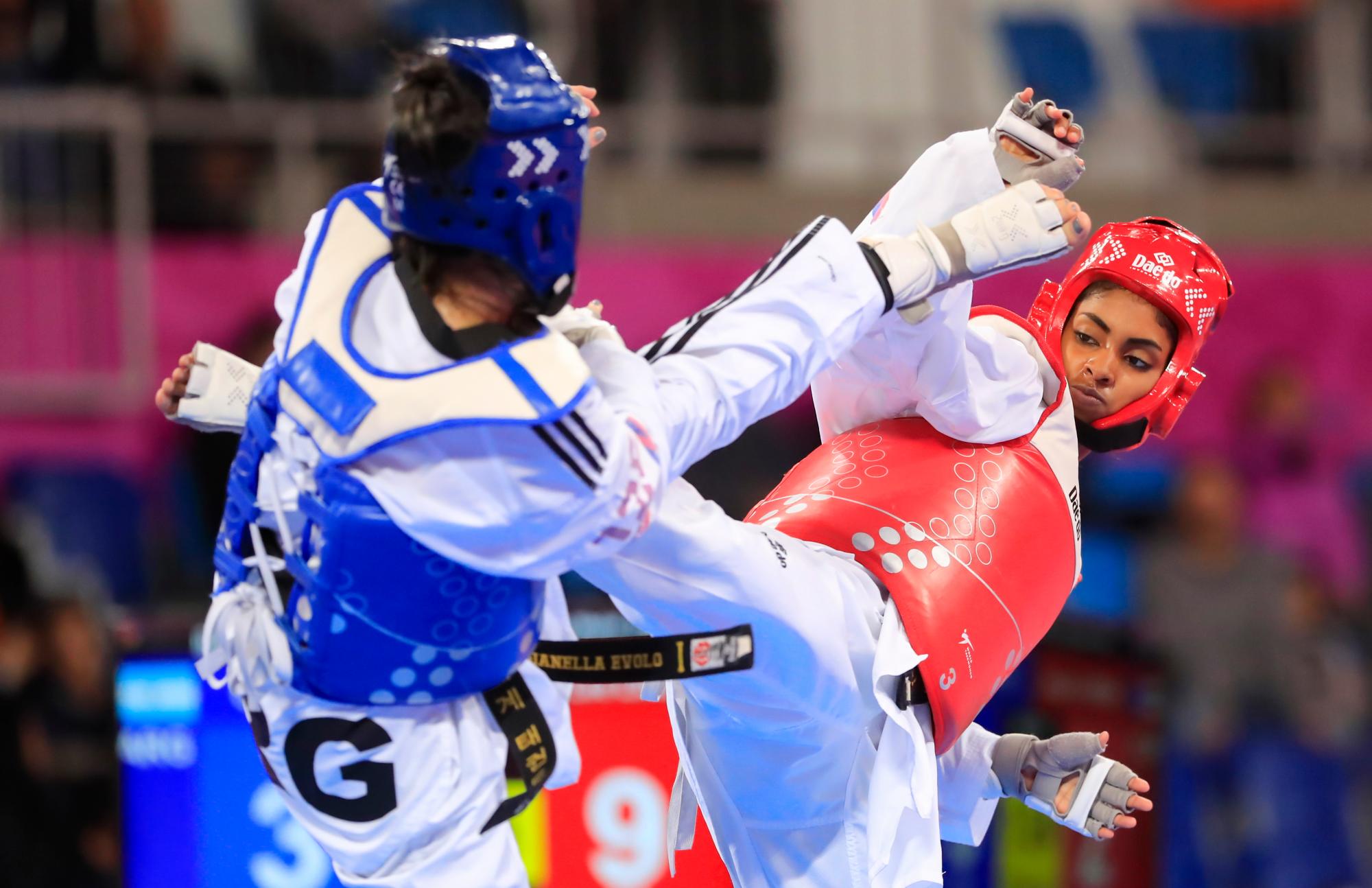Nishy Lindo de República Dominicana, rojo, batallas contra Gianella Evolo de Argentina durante la competencia femenina de Taekwondo de 8 kg de octavos de final en la Villa Deportiva Regional del Callao en los Juegos Panamericanos de Lima 2019.