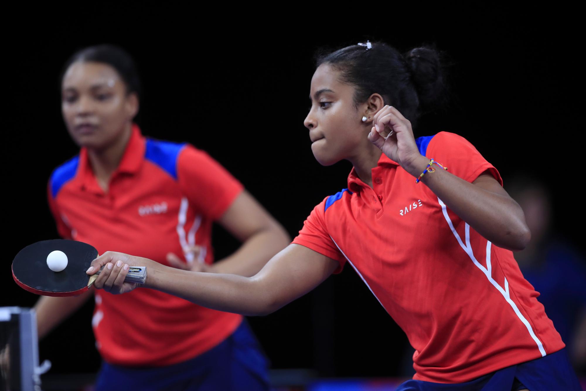 Yasiris Ortiz y Esmerlyn Castro de República Dominicana compiten durante el doble partido de tenis de mesa femenino contra Perú en Villa Deportiva Nacional - VIDENA en los Juegos Panamericanos Lima 2019.