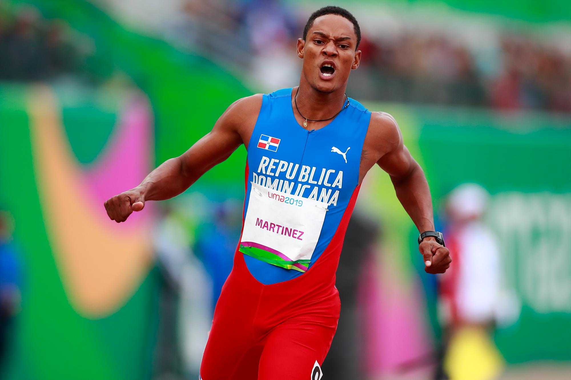 Yancarlos Martínez de República Dominicana después de correr en el H3 200m masculino en Atletismo en Villa Deportiva Nacional - VIDENA durante los Juegos Panamericanos Lima 2019.