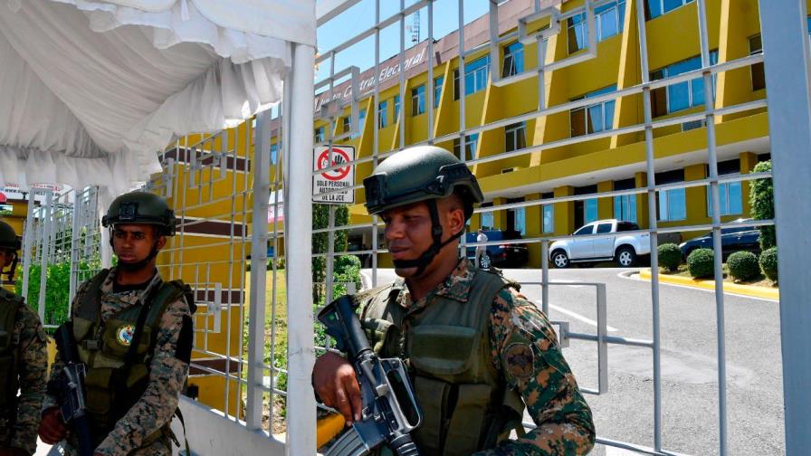 Se mantiene cordón de seguridad en el perímetro de la Junta Central Electoral