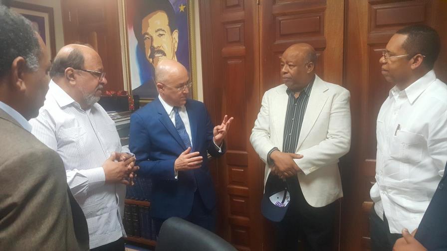 Domínguez Brito plantea debate público entre aspirantes presidenciales
Solicita a la dirección del PLD iniciar proceso de primarias Domínguez Brito plantea debate público entre aspirantes presidenciales
Solicita a la dirección del PLD iniciar proceso de primarias