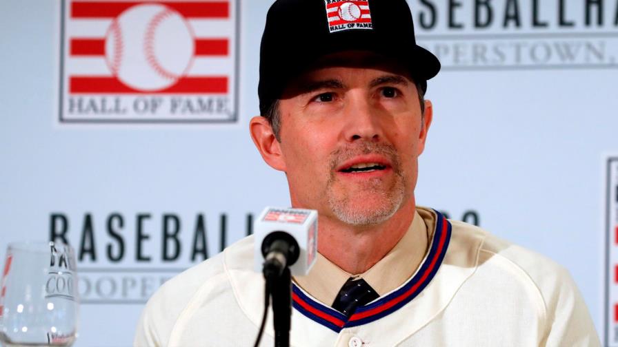 ¿Cuál gorra debería tener en su placa Mike Mussina, la de Orioles o Yankees?