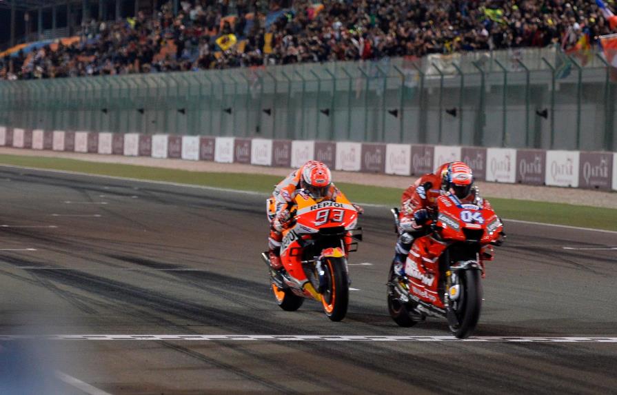Andrea Dovizioso gana la carrera de MotoGP en Catar por delante de Márquez