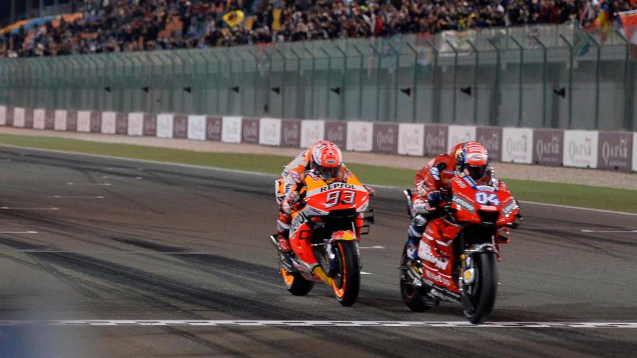 Andrea Dovizioso gana la carrera de MotoGP en Catar por delante de Márquez