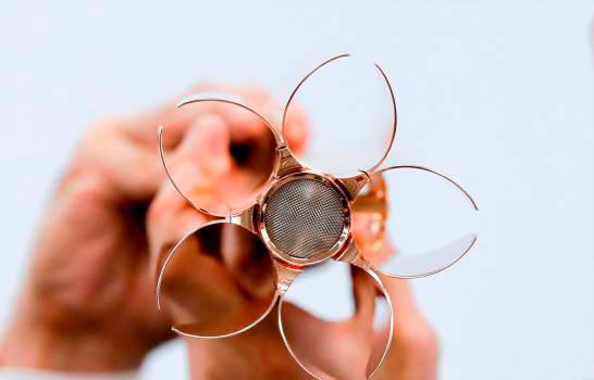 Tadahiro Nomura tricampeón olímpico de judo, exhibe la antorcha olímpica de los Juegos de Tokio 2020 durante la ceremonia de presentación este miércoles en Tokio (Japón).