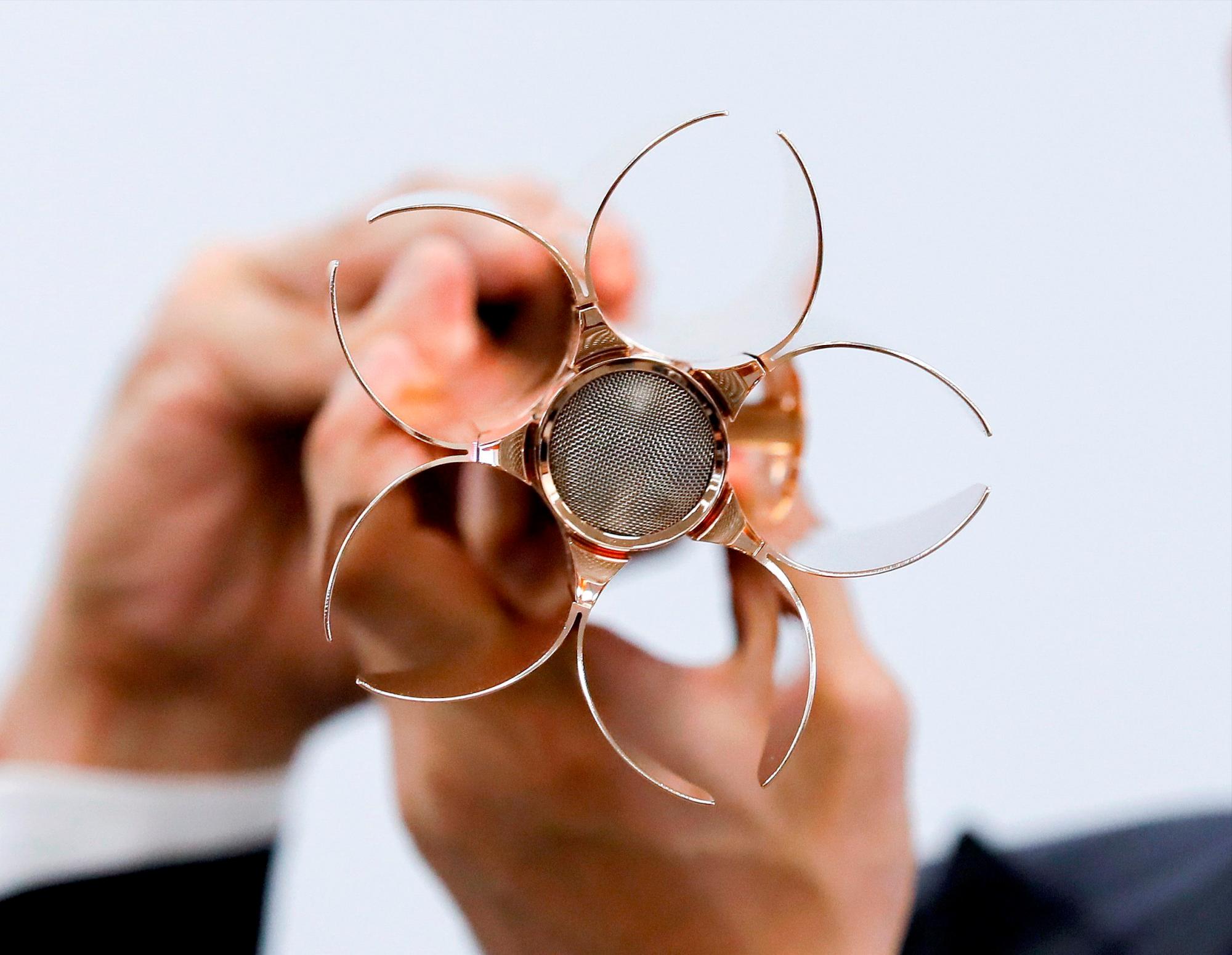 Tadahiro Nomura tricampeón olímpico de judo, exhibe la antorcha olímpica de los Juegos de Tokio 2020 durante la ceremonia de presentación este miércoles en Tokio (Japón), un año antes de la llegada de la llama olímpica al país.