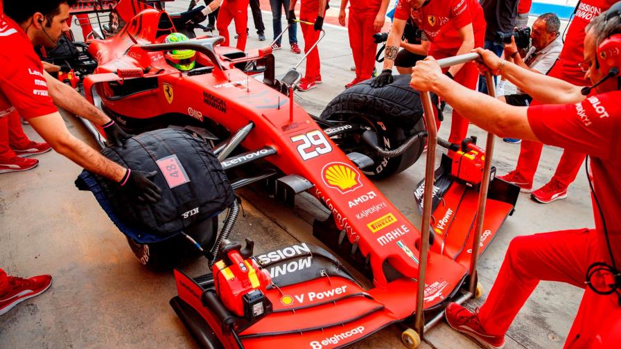 Mick Schumacher pilota por primera vez un Ferrari