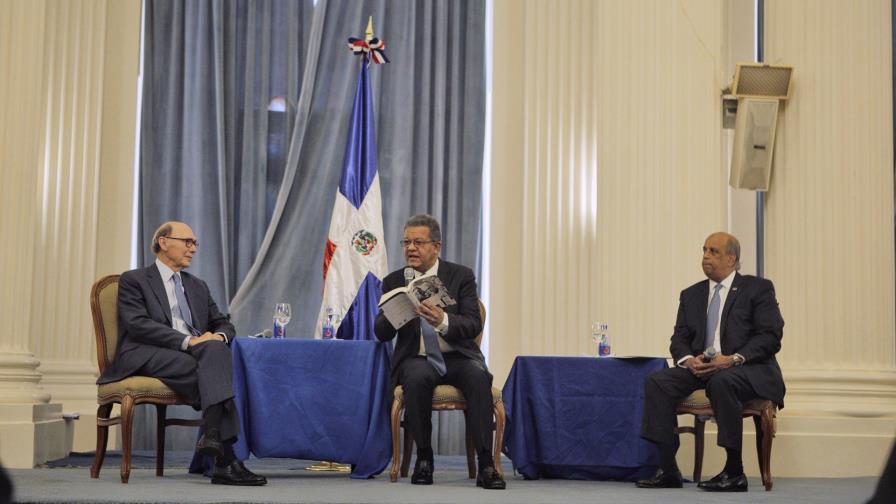 Leonel pone a circular en Washington libro sobre Juan Bosch y John Bartlow Martin