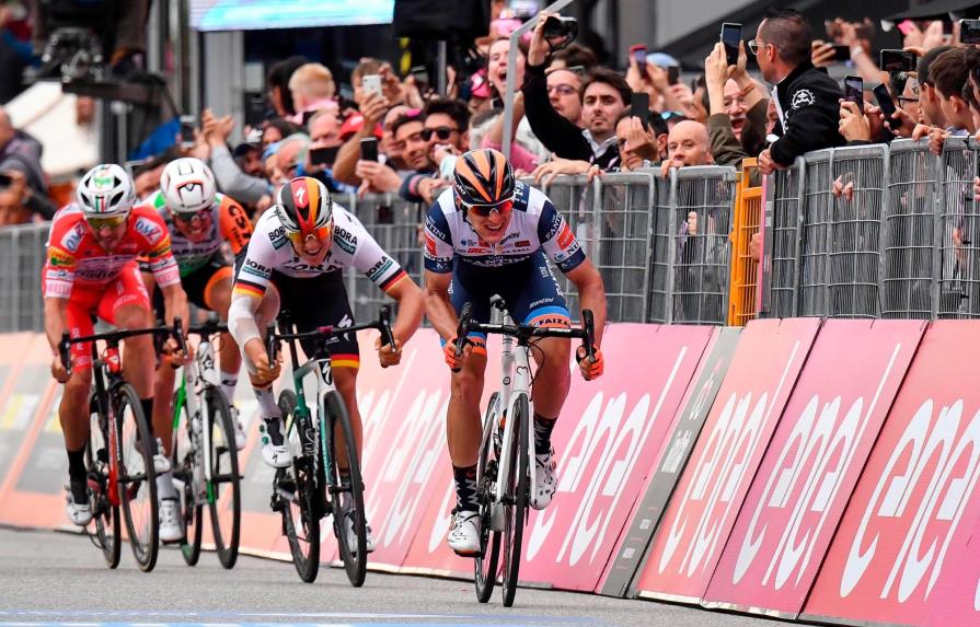 Richard Carapaz sigue firme en el liderato del Giro al final de la etapa 18