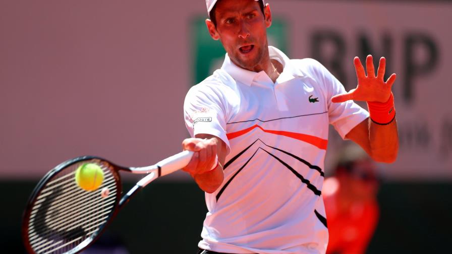 Djokovic accede por la vía rápida a octavos en Roland Garros