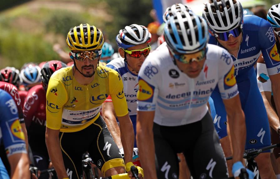 Julian Alaphilippe satisfecho:  “Mi Tour ya es un éxito”, celebra el maillot amarillo