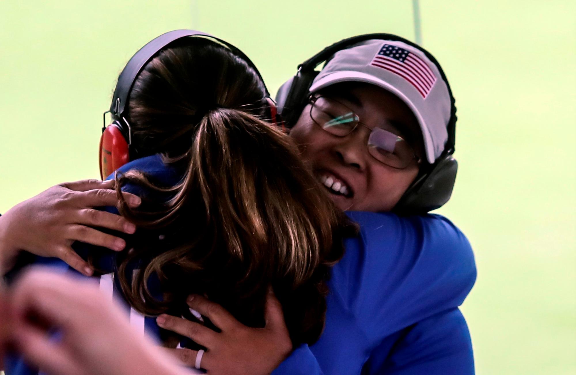 Sandra Uptagrafft (d) de los Estados Unidos, medalla de oro, celebra al ganar tiro 25, pistola mujeres este sábado en los Juegos Panamericanos 2019, en Lima (Perú).