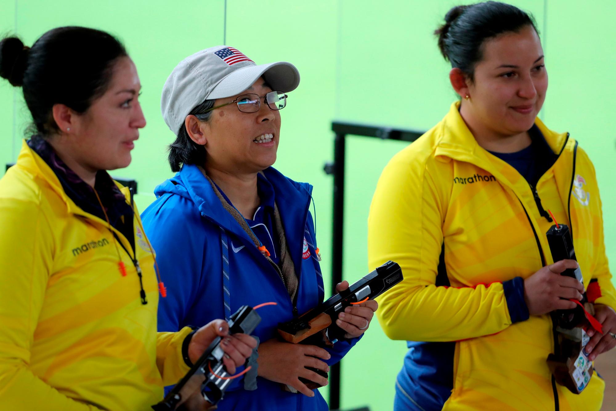 Sandra Uptagrafft (c) de los Estados Unidos, medalla de oro, posa junto a Durango Diana de Ecuador, plata, y Andrea Pérez de Ecuador, bronce, este sábado en la premiación tiro 25m pistola mujeres en los Juegos Panamericanos 2019, en Lima (Perú).