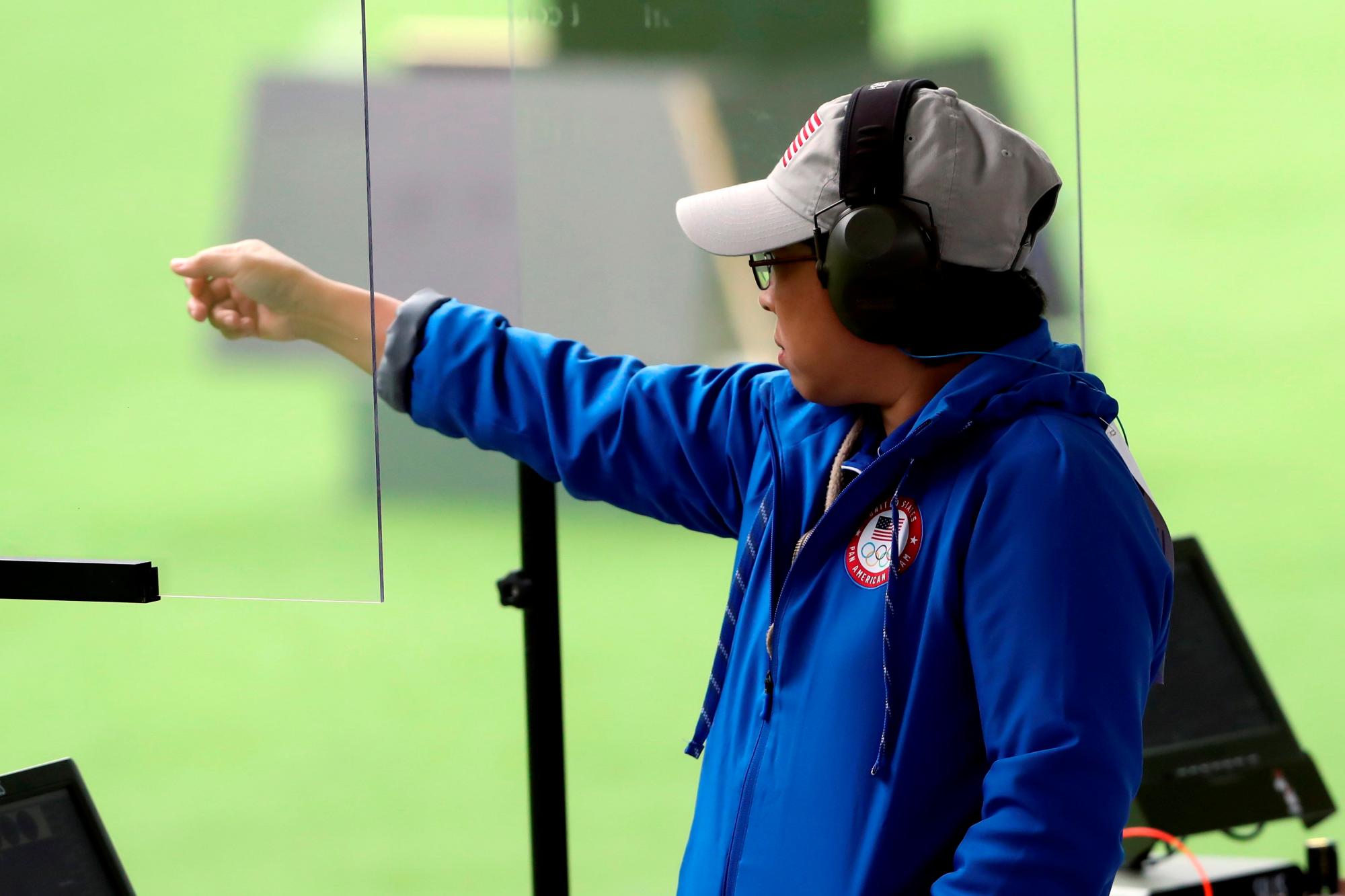 Sandra Uptagrafft de los Estados Unidos, medalla de oro, compite en tiro 25, pistola mujeres este sábado en los Juegos Panamericanos 2019, en Lima (Perú).