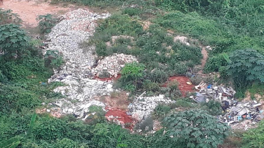 Siguen lanzando basura y residuos de construcción en área del río Ozama 