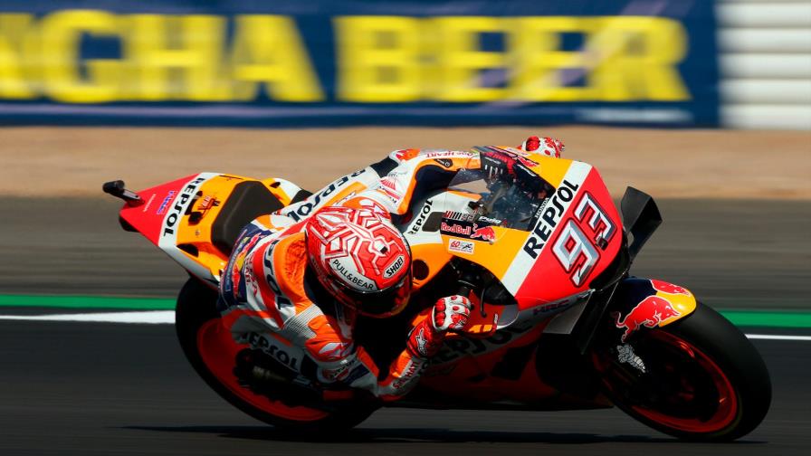La pole es para Marc Márquez en Gran Bretaña, por delante de Valentino Rosi