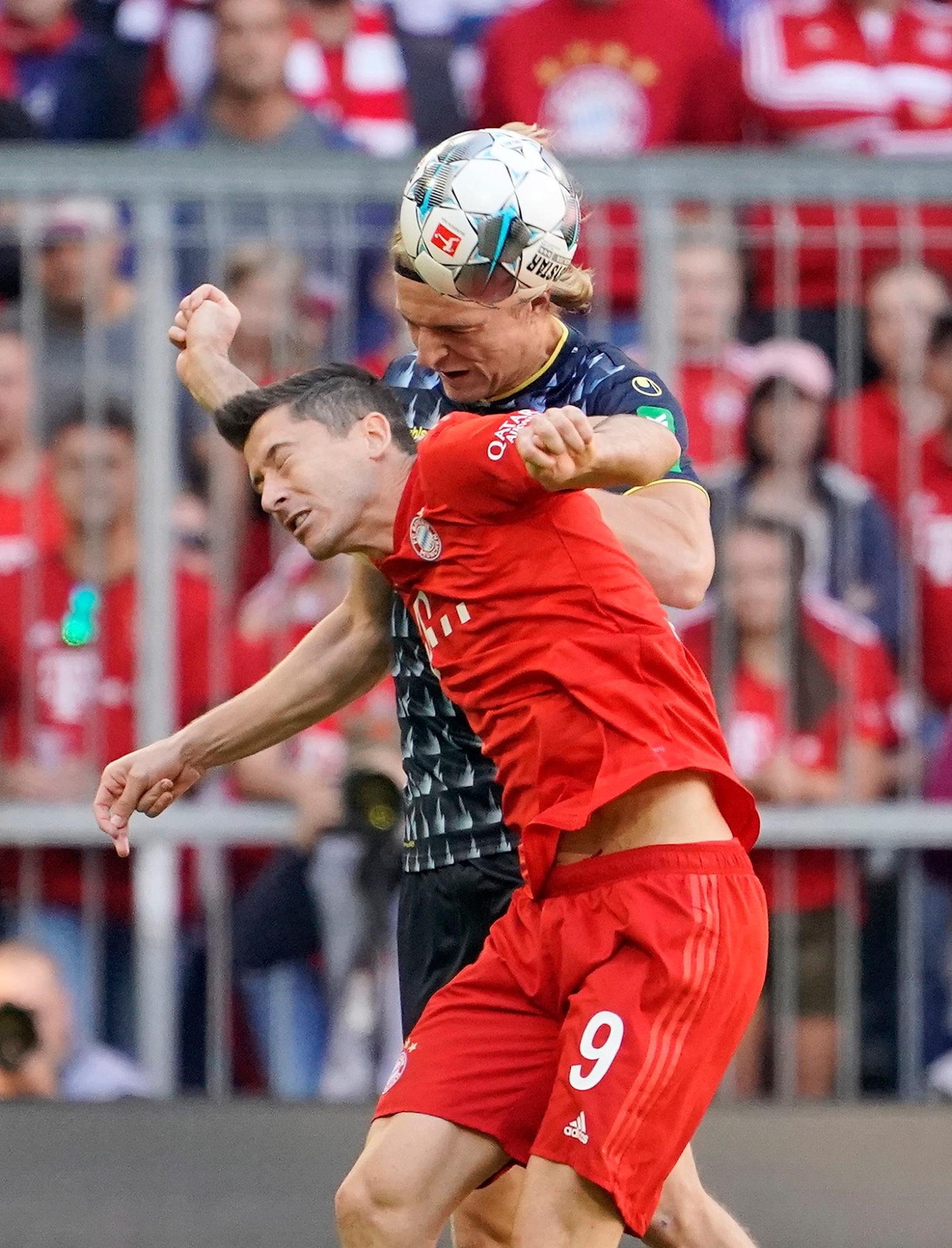 El Bayern Robert Lewandowski (L) en acción contra el Sebastiaan Bornauw (R) del Colonia durante el partido de fútbol de la Bundesliga alemana entre el FC Bayern Munich y el 1. FC Koeln, en Munich, Alemania, el 21 de septiembre. 2019. 