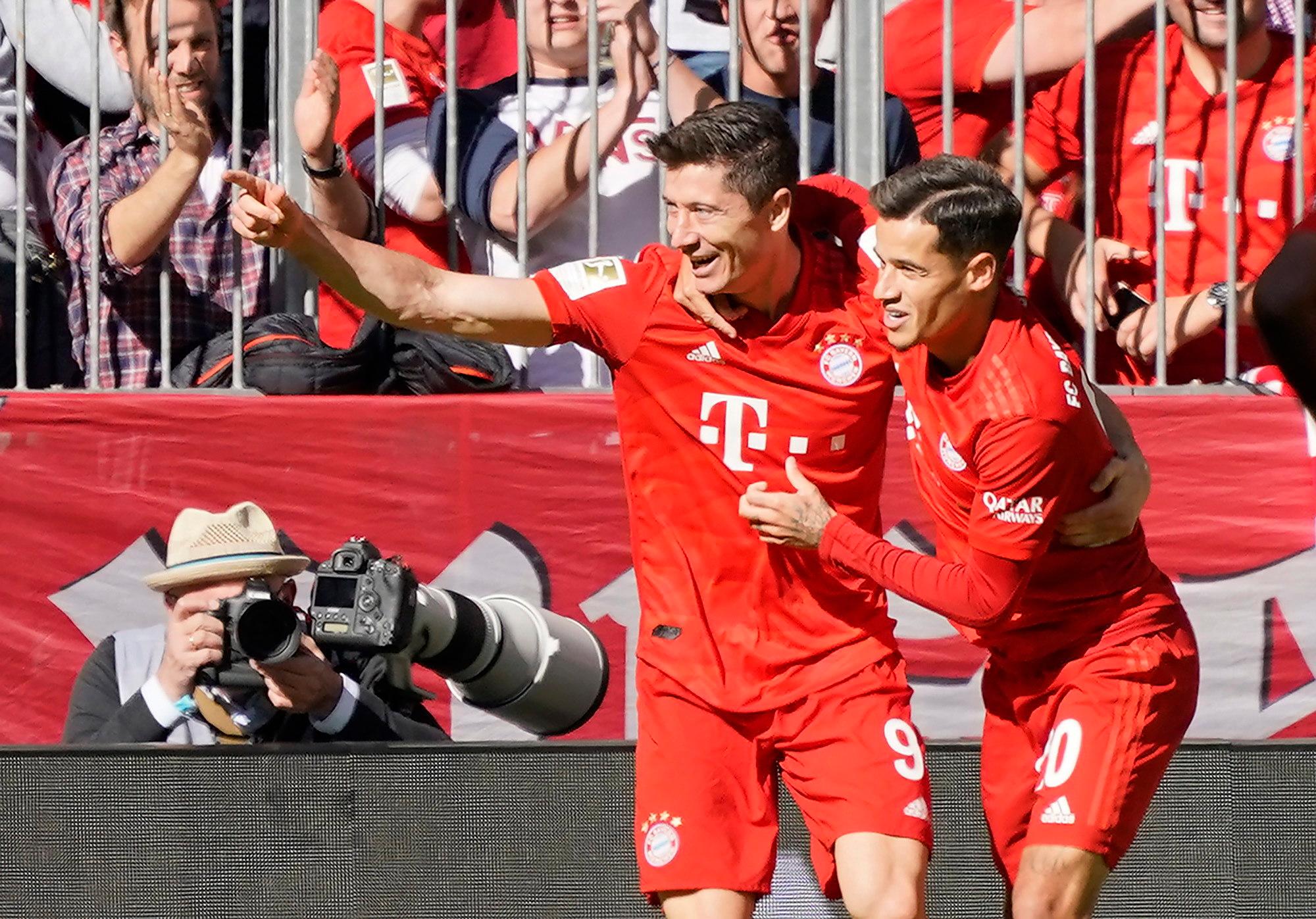 Robert Lewandowski (izquierda) del Bayern celebra con Philippe Coutinho después de marcar el gol de apertura durante el partido de fútbol de la Bundesliga alemana entre el FC Bayern Munich y el 1. FC Koeln, en Munich, Alemania, el 21 de septiembre. 2019. 