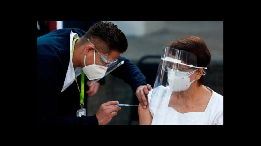 México recibe 1.2 millones vacunas de AstraZeneca prestadas por EEUU