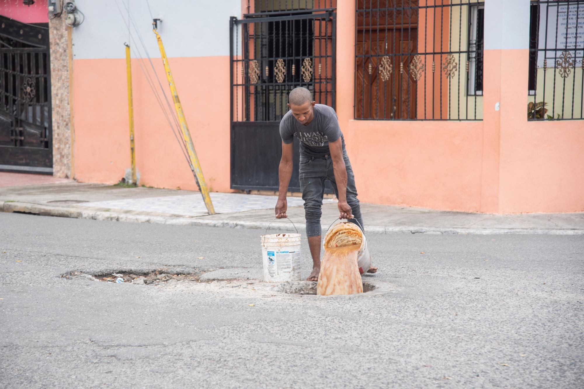 Este ciudadanos “aprovecha” la falta de tapa del alcantarillado para echar residuos líquidos. 