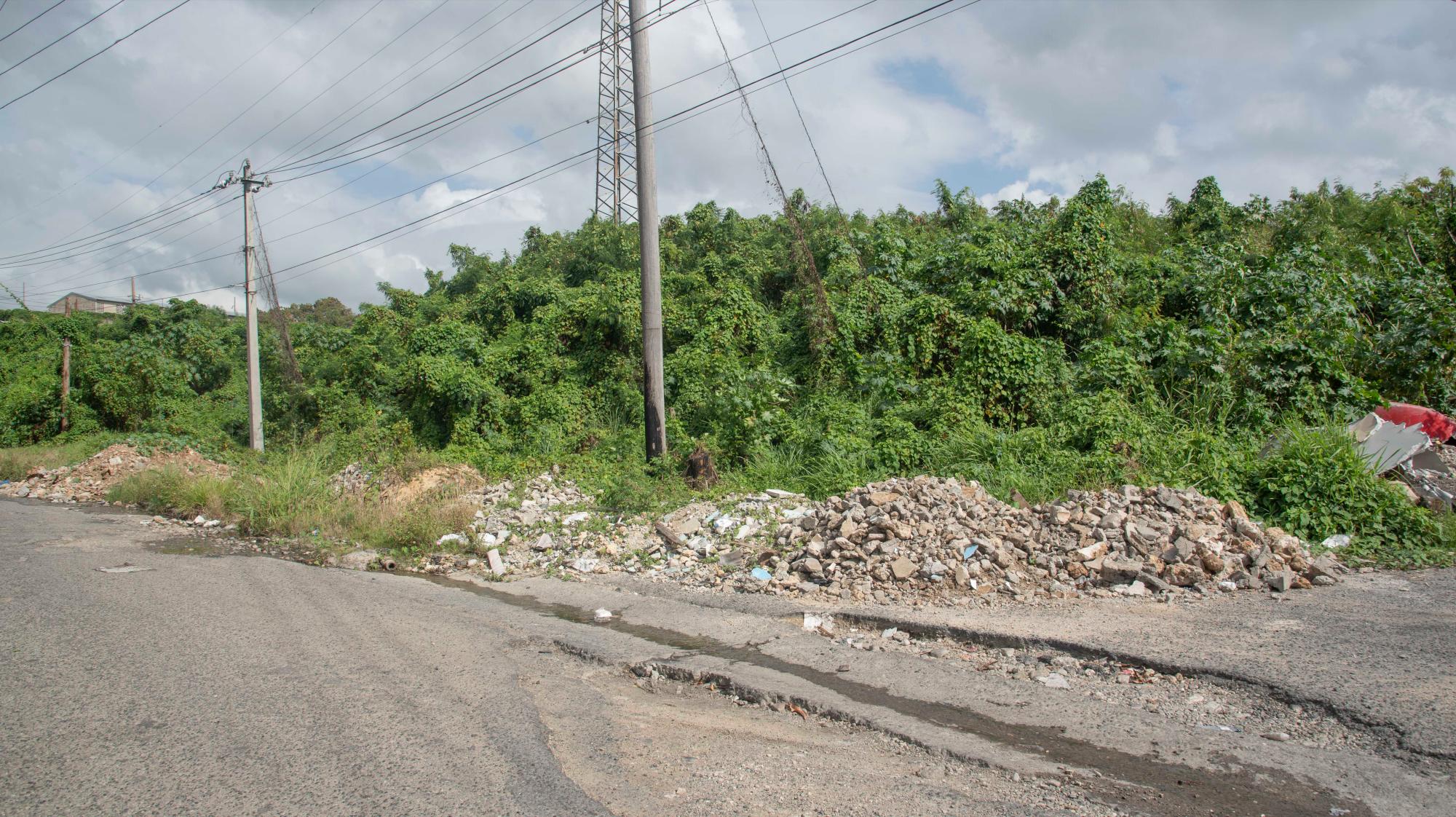 La vía derecha fue construida por materiales de construcción y tierra lanzada en el lugar.