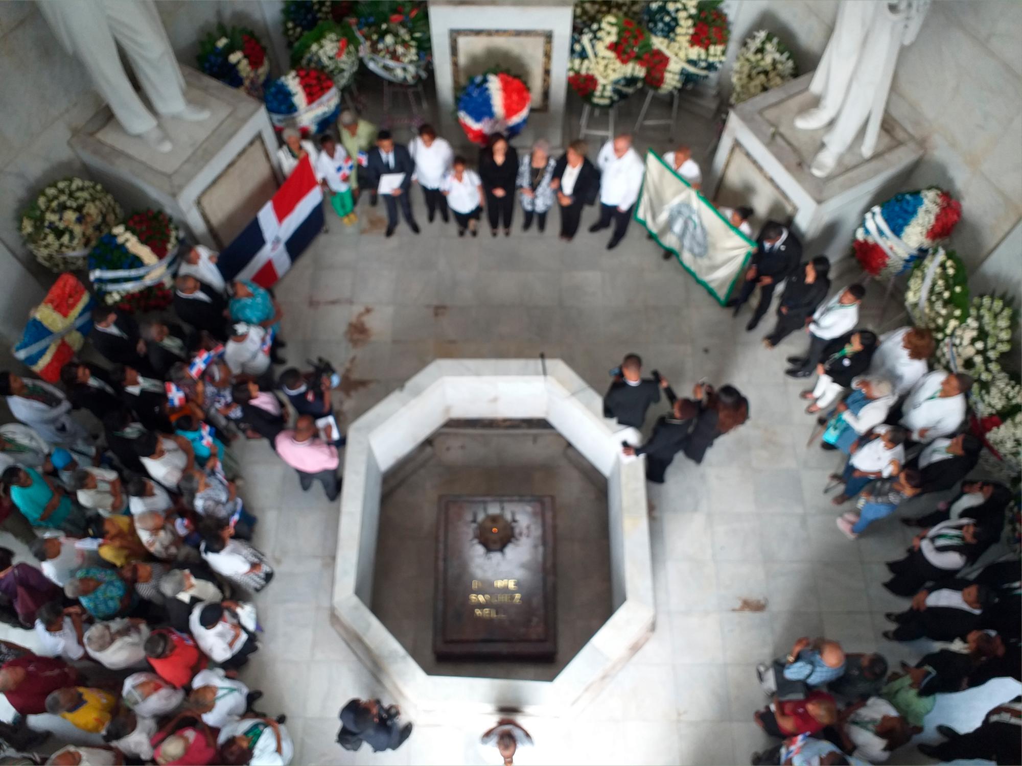 Adultos mayores y directivos de CONAPE depositaron una ofrenda floral en el Altar de la Patria. 