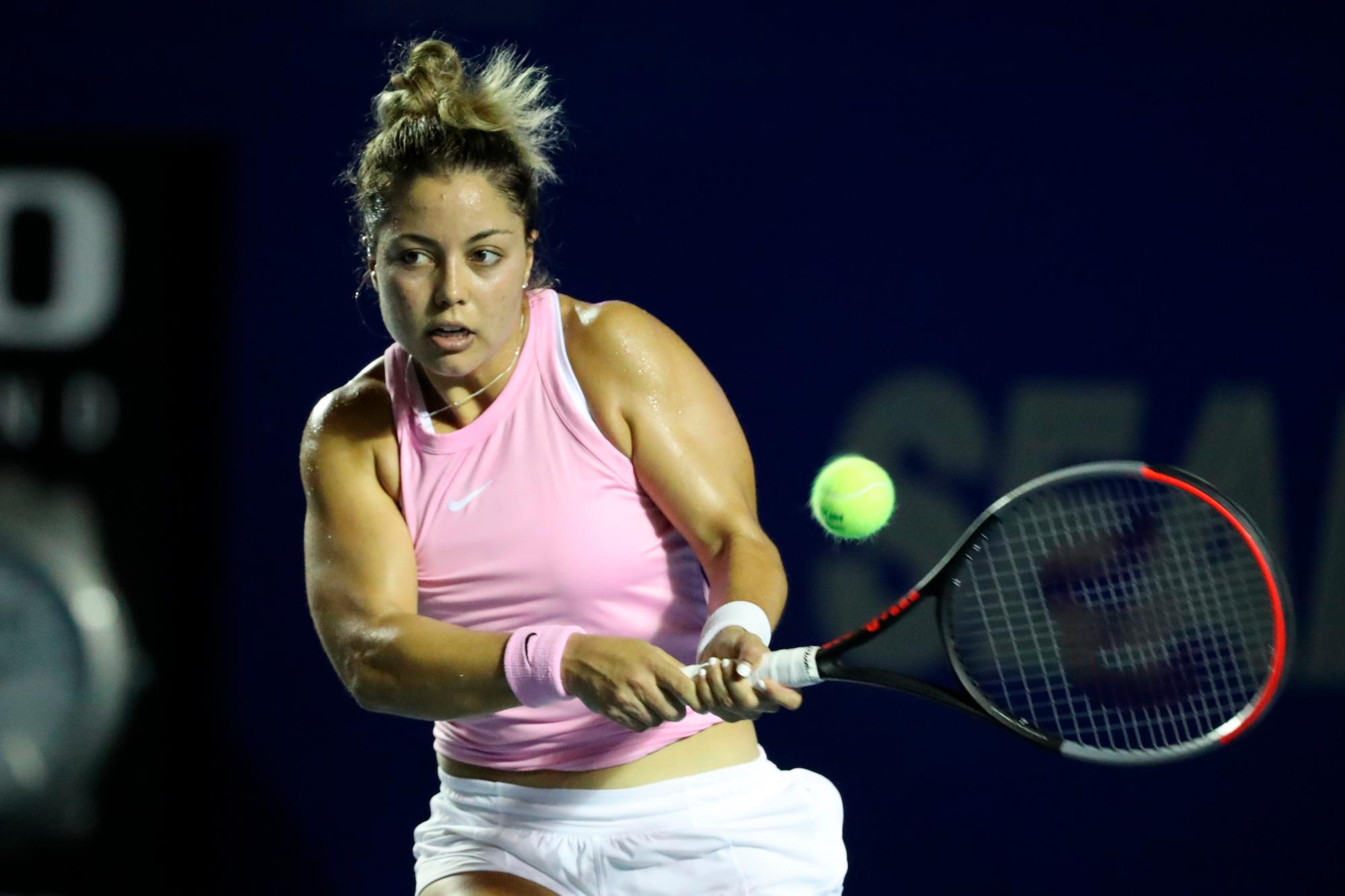La tenista mexicana Renata Zarazúa devuelve una pelota este viernes contra la canadiense Leylah Fernández, durante un partido del Abierto Mexicano de Tenis celebrado en Acapulco, en el estado de Guerrero (México). 