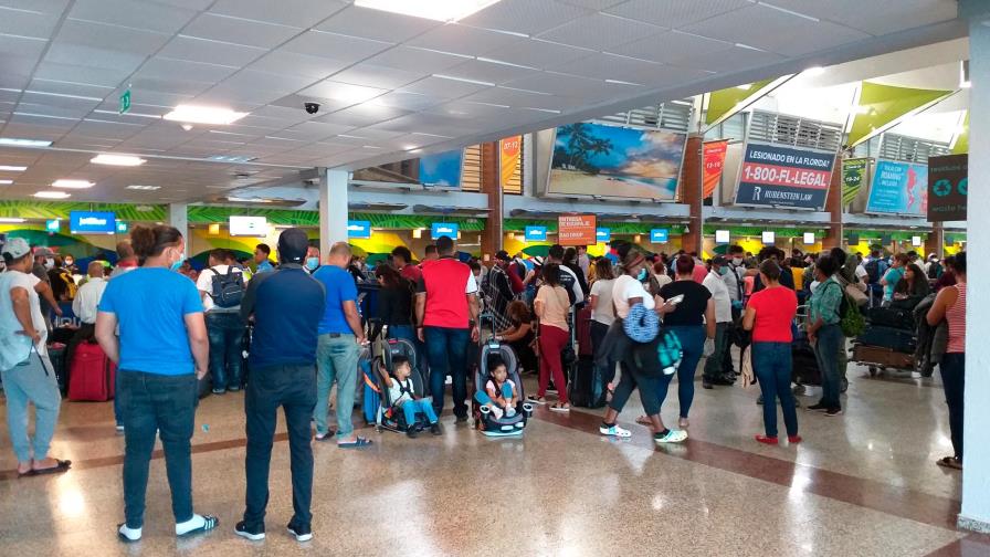 Video | Continúan utilizando vuelos ferry para transportar pasajeros varados