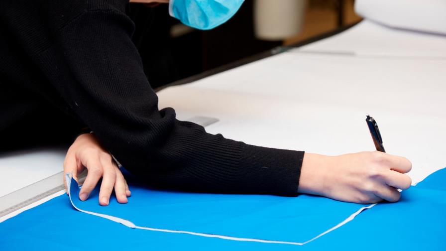 Carolina Herrera fabrica mascarillas y batas contra el coronavirus