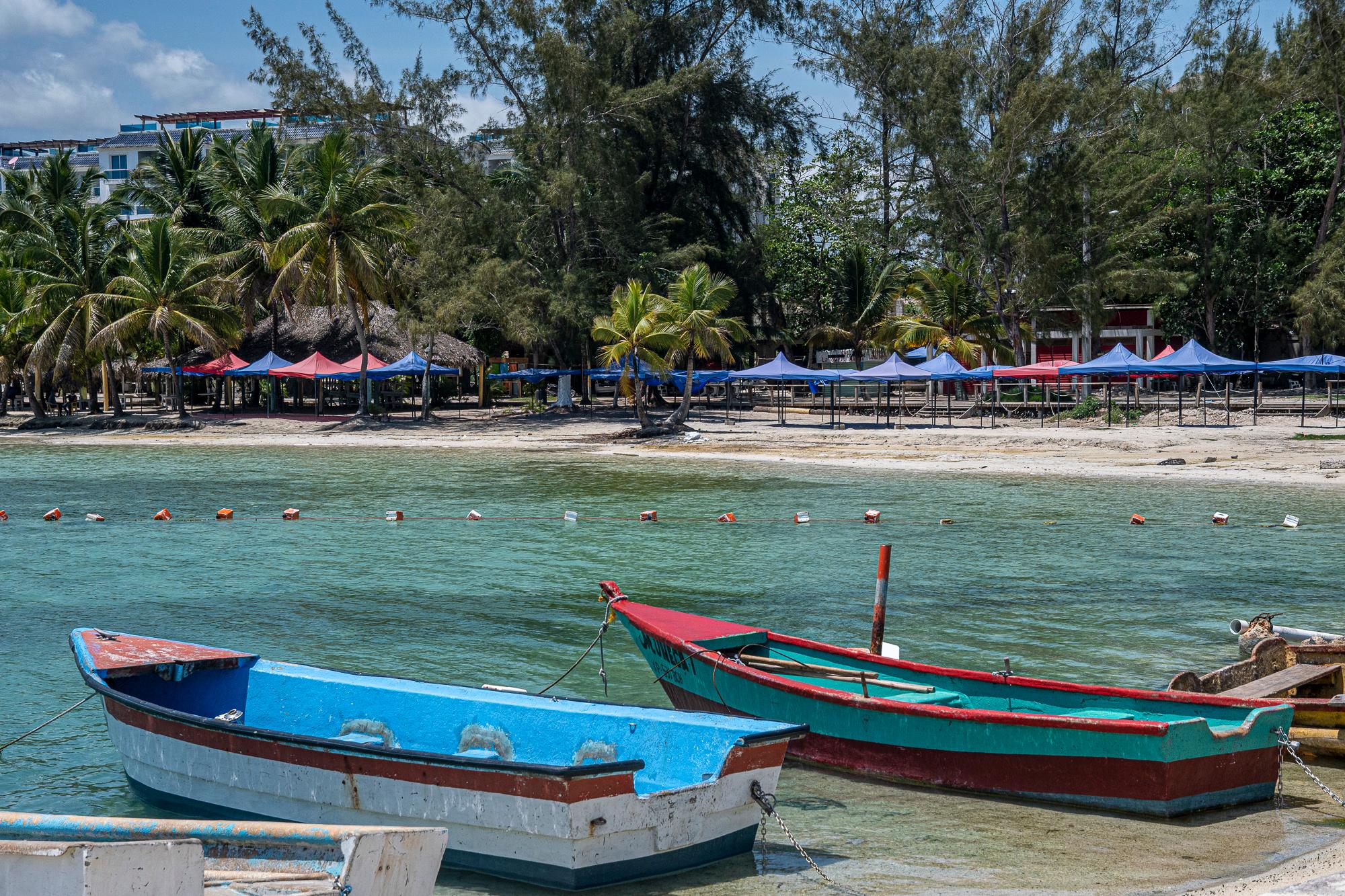 La popular playa de Boca Chica luce desierta en este Viernes Santo, cuando todos los negocios permanecen cerrados, acatando las medidas de cuarentena y aislamiento social impuestas para reducir los contagios por coronavirus en el país.