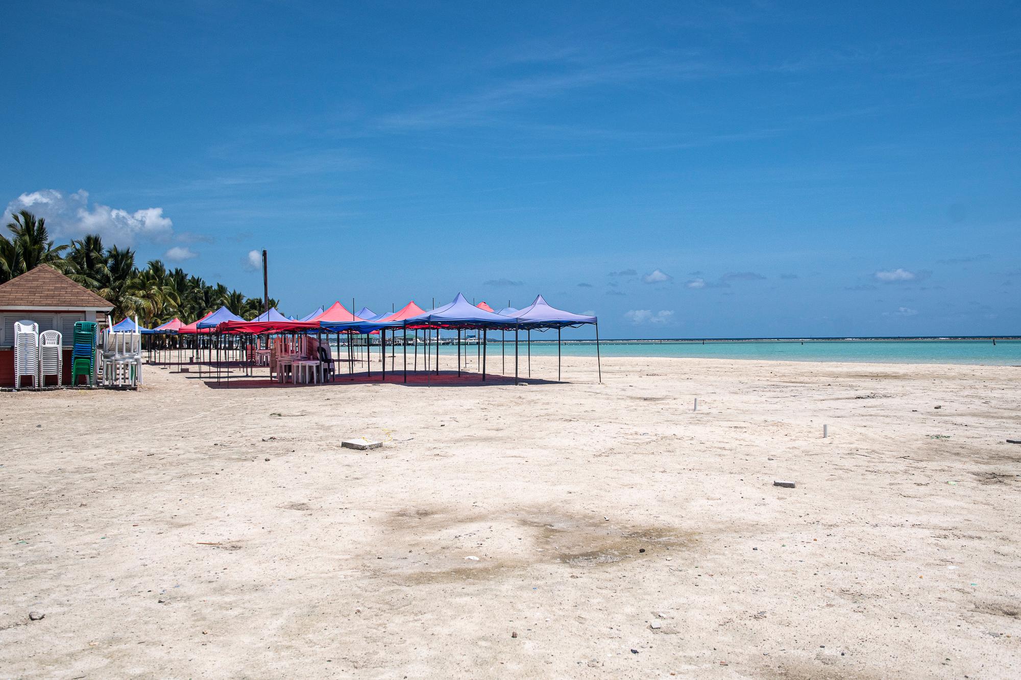La popular playa de Boca Chica luce desierta en este Viernes Santo, cuando todos los negocios permanecen cerrados, acatando las medidas de cuarentena y aislamiento social impuestas para reducir los contagios por coronavirus en el país.