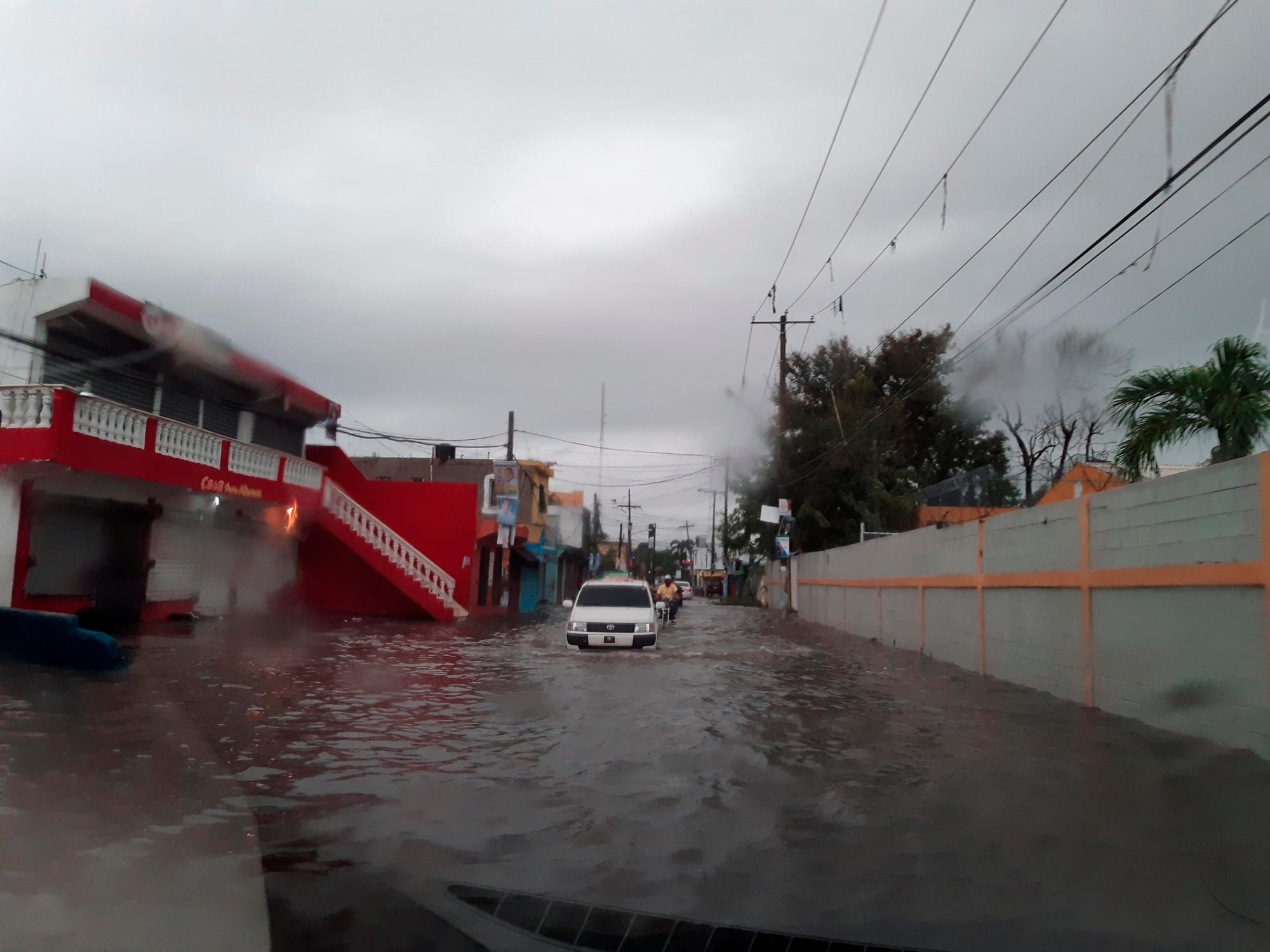 Carretera de Mendoza, próximo a la avenida Charles de Gaulle, anegada. (DIARIO LIBRE/ADLABERTO DE LA ROSA)
