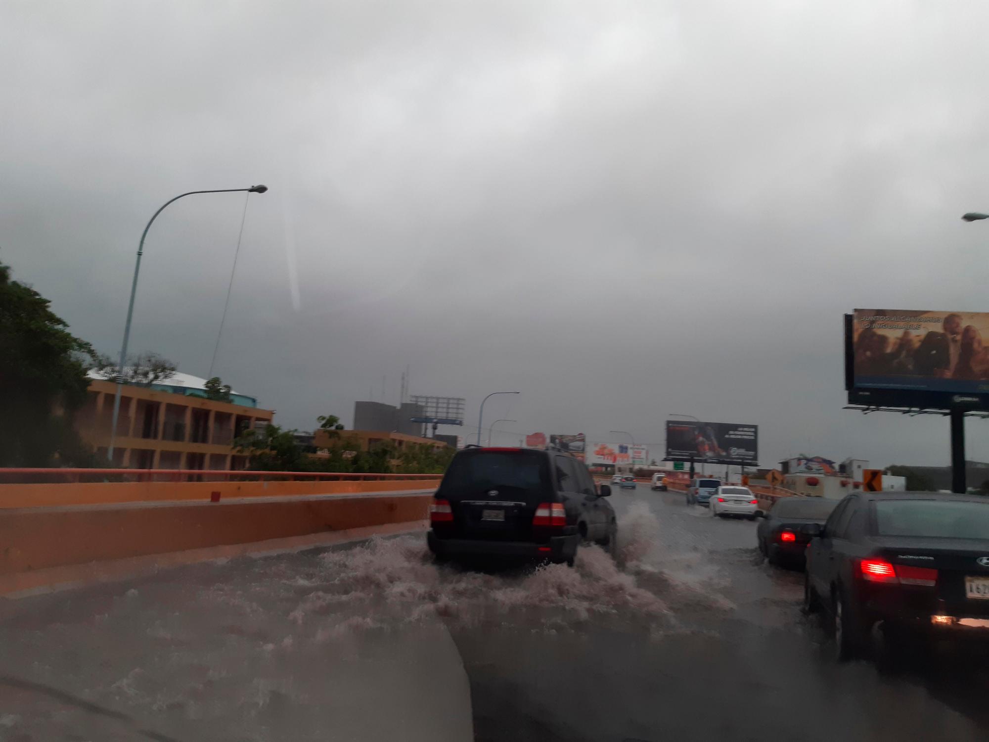 Elevado de la 27 de febrero, el drenaje está obstruido. (DIARIO LIBRE/ADLABERTO DE LA ROSA)