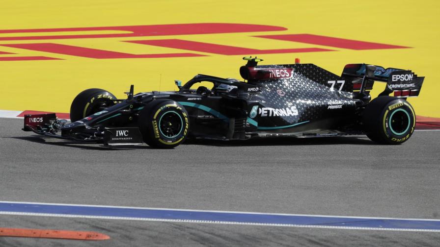 Bottas lidera un movido primer entrenamiento con accidentes de Sainz y Latifi