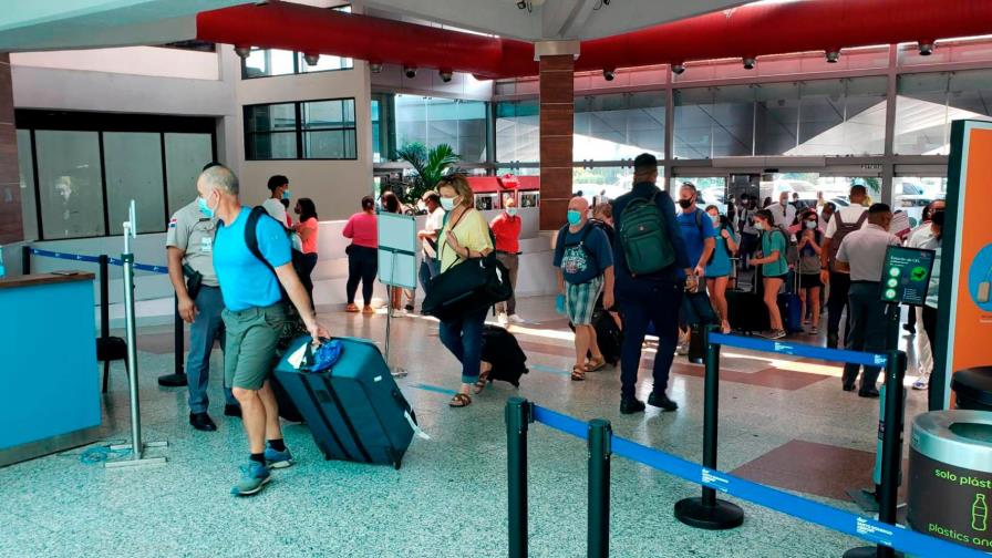 Gobierno prepara plan para aplicar test de COVID-19 a turistas que regresen a sus países