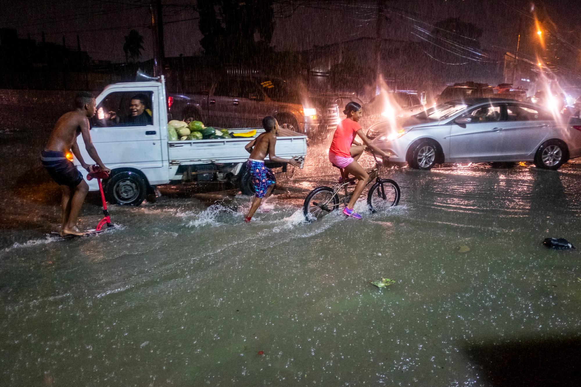 Paso de onda tropical recuerda que Santo Domingo es un gran charco de agua
