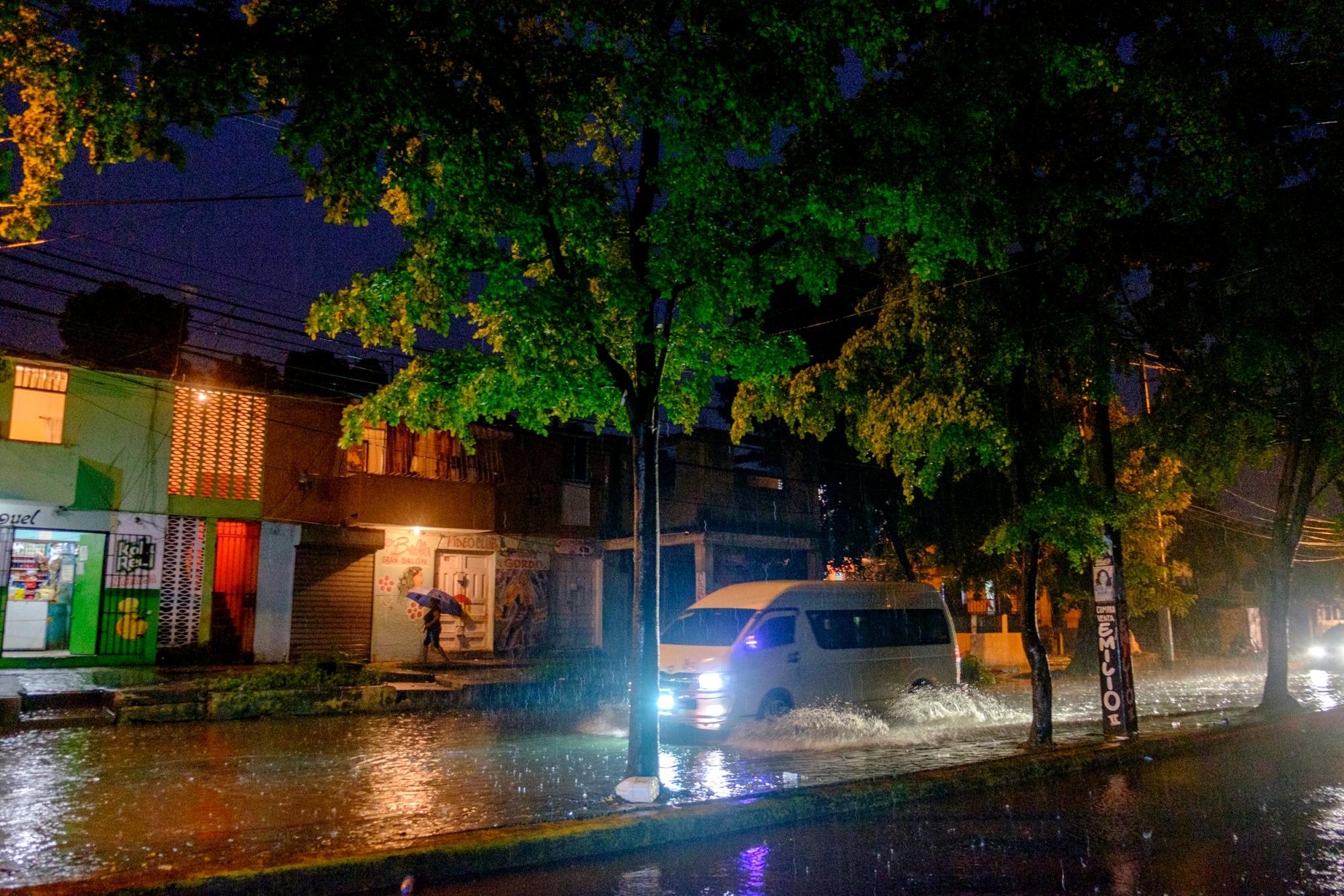 La avenida Francisco del Rosario Sánchez que sirve de desahogo, se inunda en varios segmentos, dificultando el tránsito vehicular. 