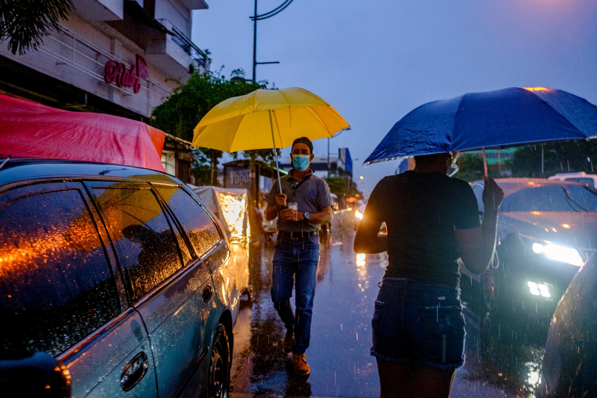 En la avenida Duarte de Santo Domingo cuando llueve, además de los obstáculos en las aceras y los caños de aguas de los edificios que albergan las tiendas, los transeúntes se ven obligados a caminar por la  transitada vía.