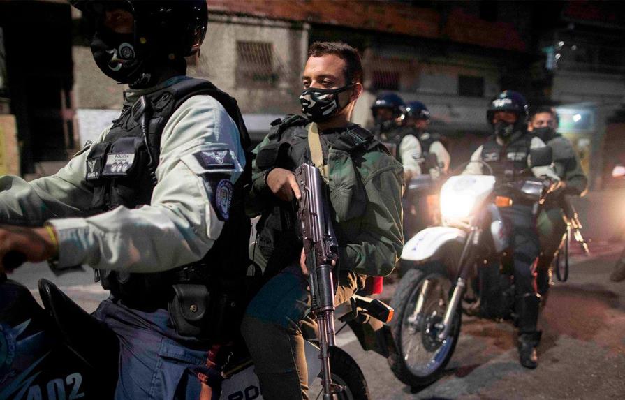 Con “armamento de alto calibre” bandas criminales enfrentan a policía en barriada de Caracas