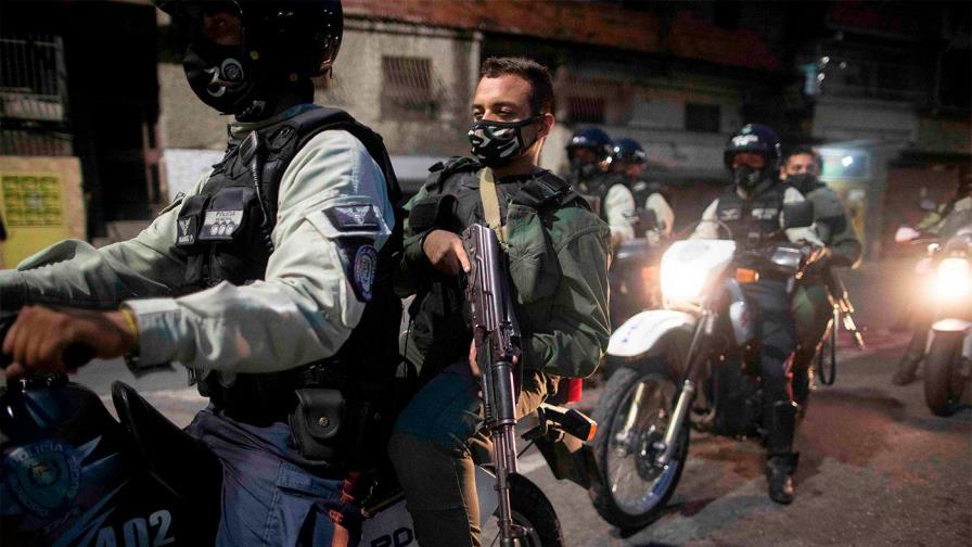 Con “armamento de alto calibre” bandas criminales enfrentan a policía en barriada de Caracas