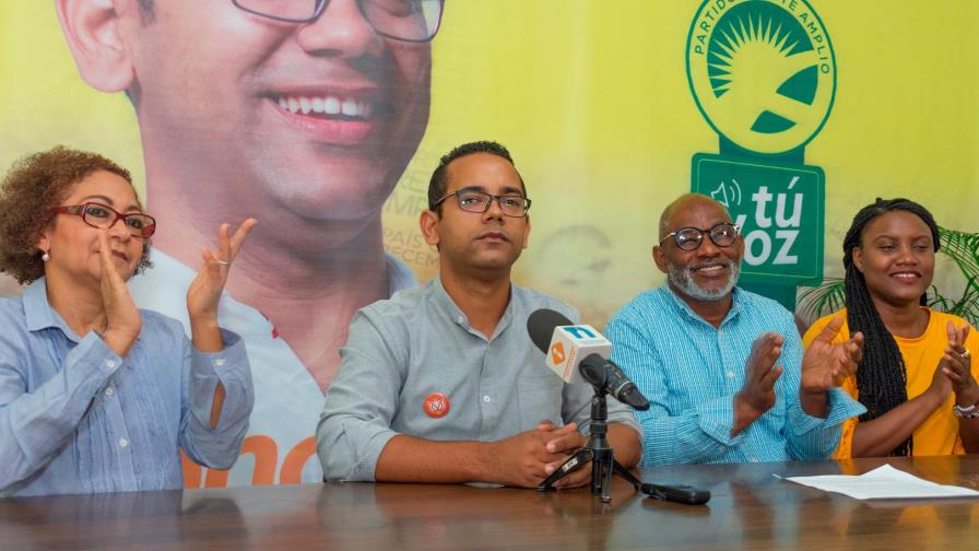 Frente Amplio presenta a Jhonatan Liriano como su candidato a diputado por SDE, Boca Chica y Guerra