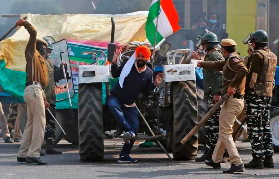 Miles de campesinos protestan con el corte de carreteras en la India